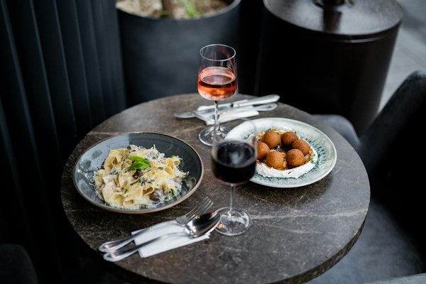 Welke keukentools zijn onmisbaar voor het maken van desserts?